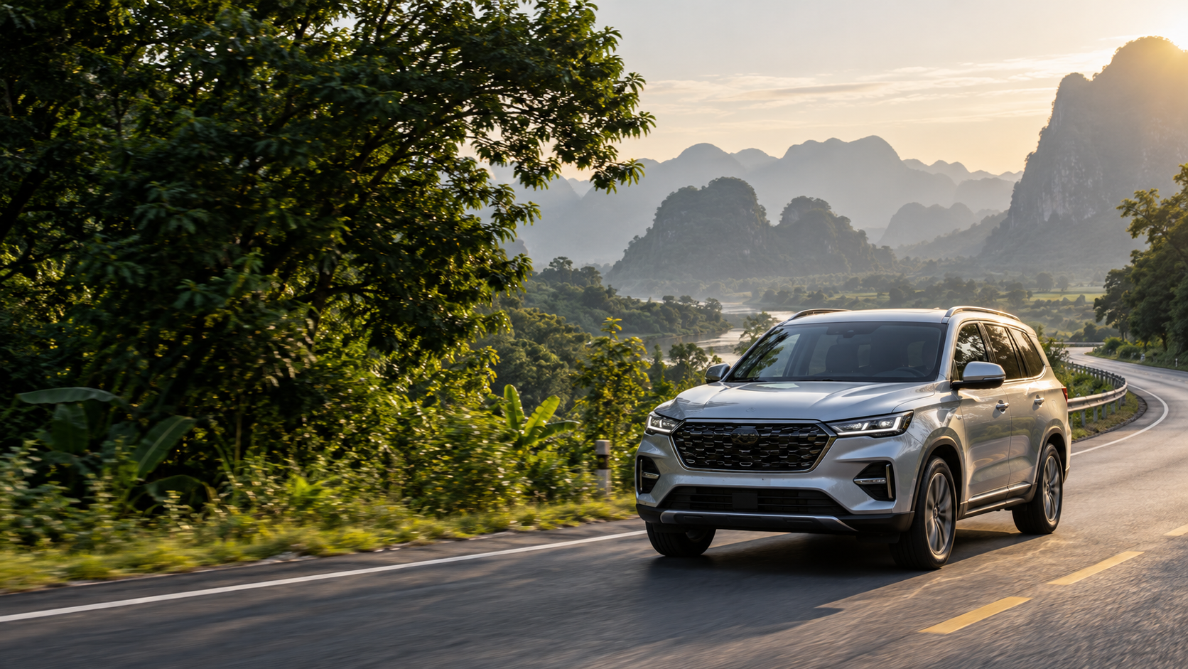 SUV màu bạc chạy trên cung đường xanh cao tốc